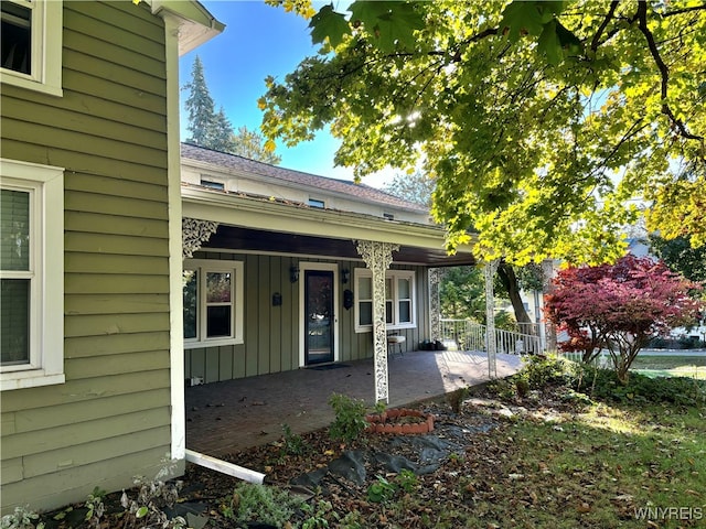 doorway to property with covered porch