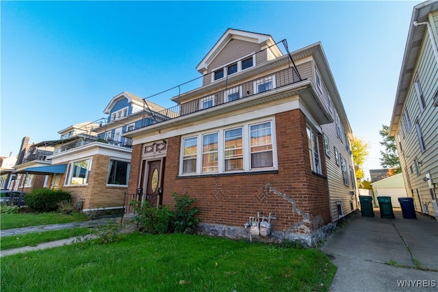 view of front facade featuring a front lawn