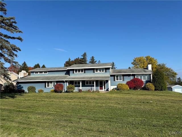 view of front of property featuring a front yard and a porch