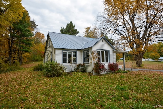 view of front of house featuring a front lawn