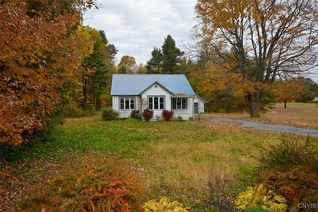 view of front of property with a front lawn and an outdoor structure