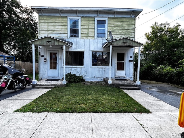 view of front of house featuring a front lawn