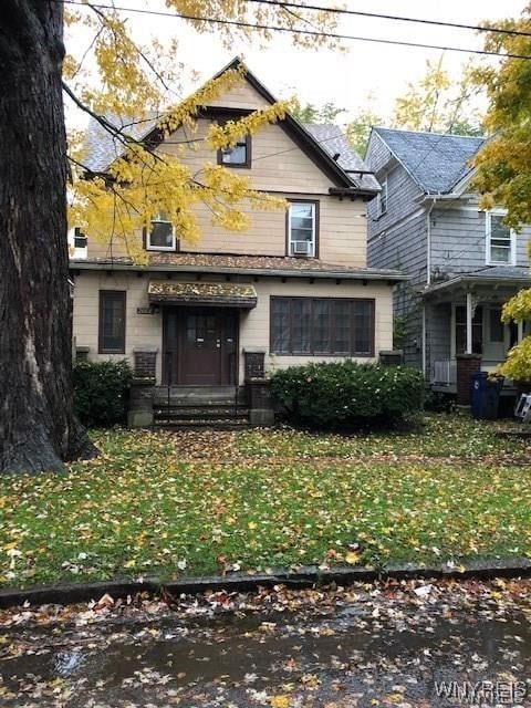 view of front facade with a front lawn