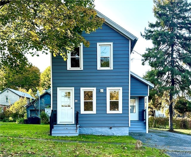 view of front of house featuring a front lawn