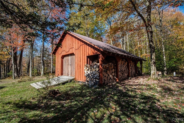 view of outdoor structure featuring a yard