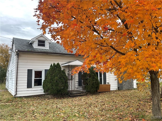 view of front of property featuring a front yard