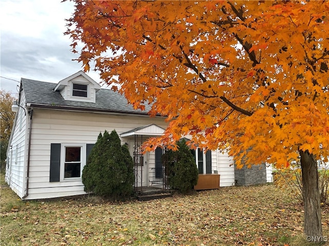 view of front facade with a front lawn