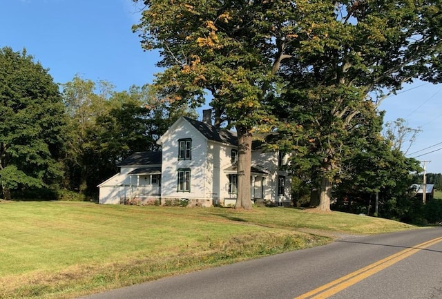 view of front of house featuring a front lawn