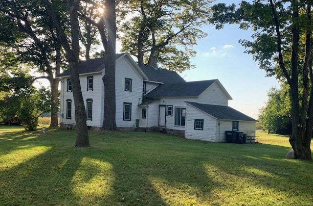 view of front of home featuring a front yard