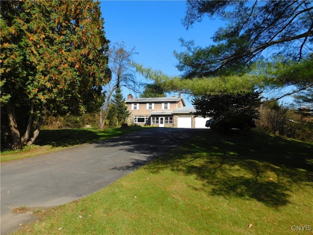 view of front facade featuring a front yard