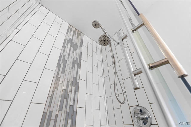 room details featuring a tile shower