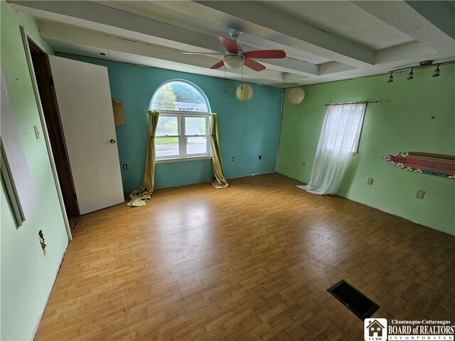 unfurnished room featuring light hardwood / wood-style floors and ceiling fan