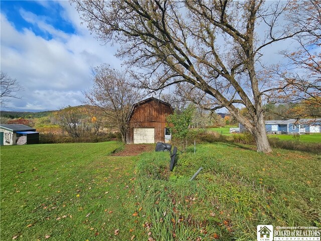 view of yard featuring a mountain view and an outbuilding