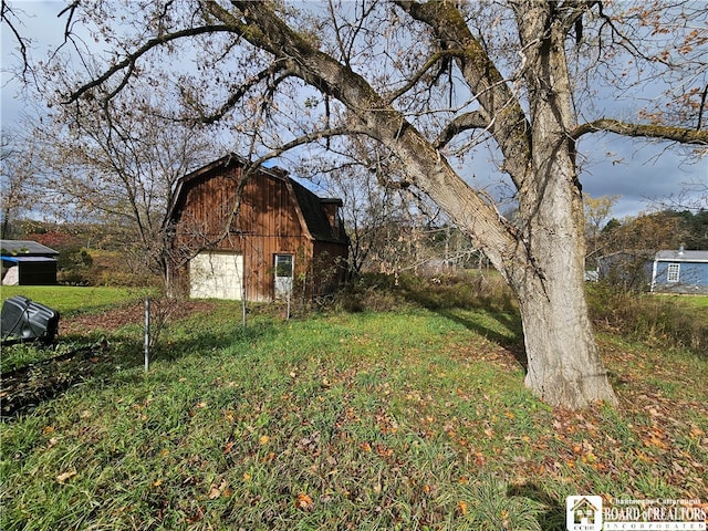 view of yard with an outbuilding