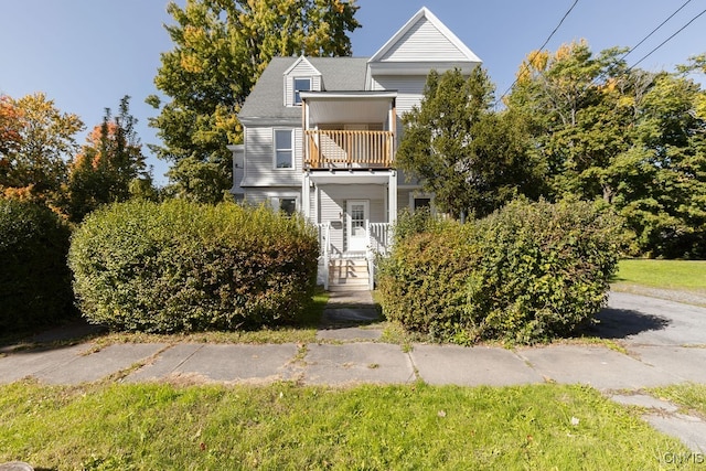 view of front of property featuring a balcony