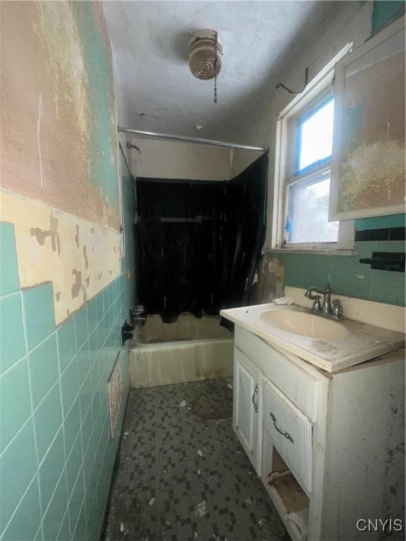 bathroom with washtub / shower combination and vanity