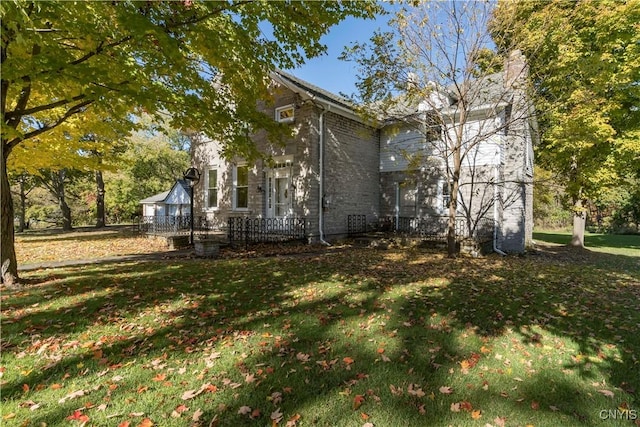 view of side of property featuring a yard