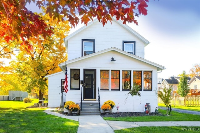 view of front of property featuring a front lawn