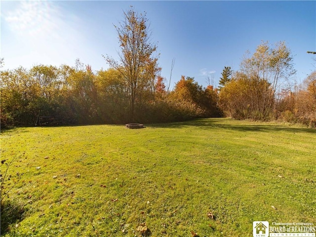 view of yard featuring a fire pit