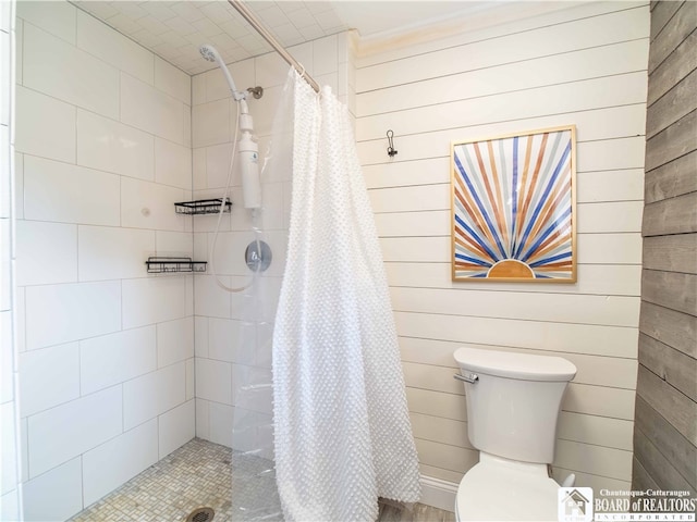 bathroom featuring curtained shower and toilet