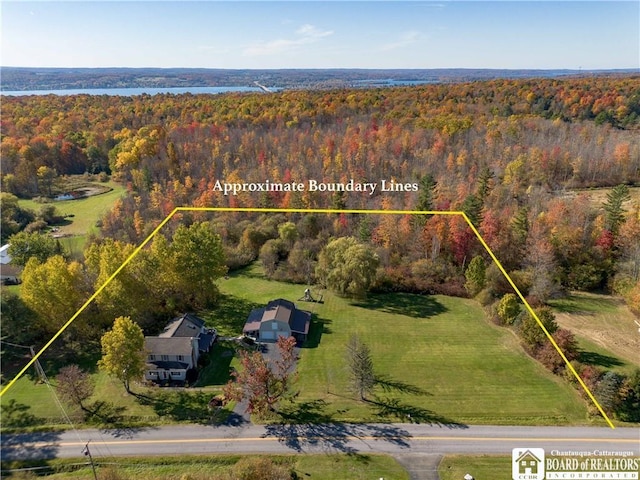 birds eye view of property featuring a forest view