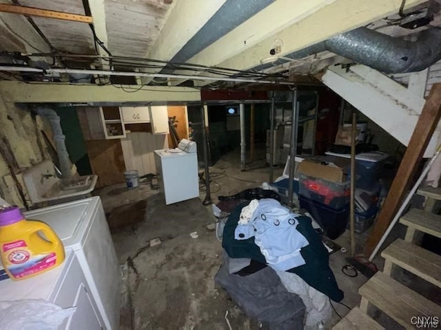 basement featuring washing machine and clothes dryer