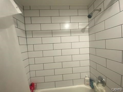 bathroom featuring tiled shower / bath combo