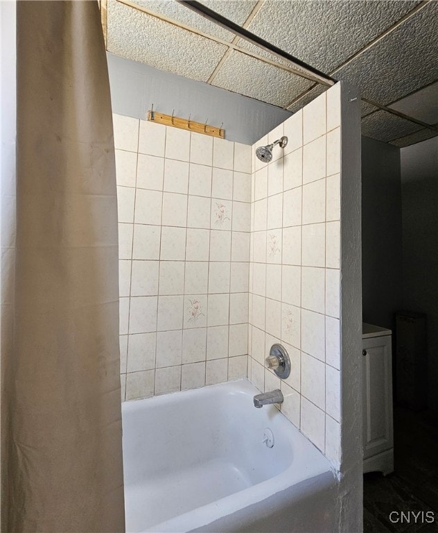 bathroom with shower / tub combo