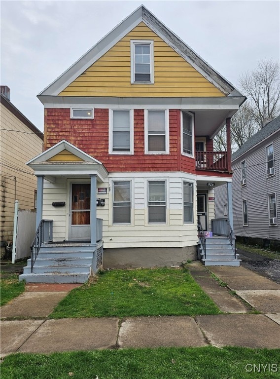 view of front of home featuring a balcony