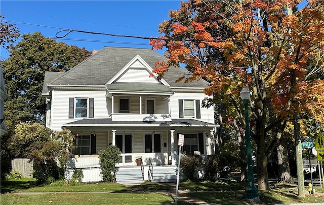 view of front of house with a front lawn