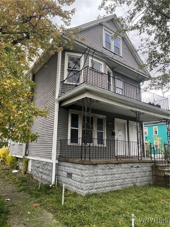 view of front facade featuring a porch and a balcony