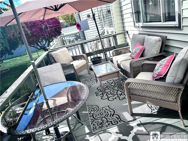 balcony featuring an outdoor hangout area