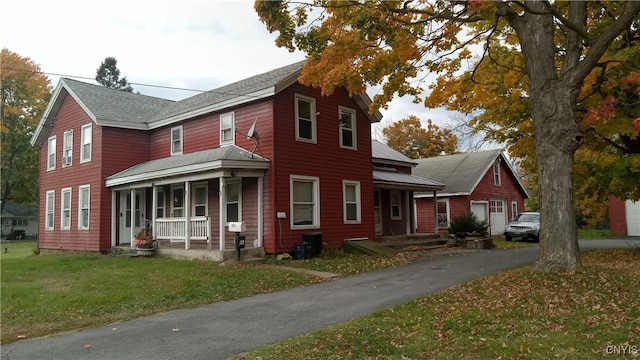 view of front of home featuring a front lawn