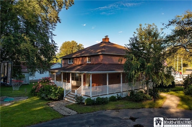 view of front facade featuring a front yard and a porch