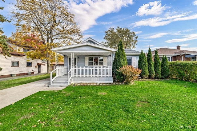 view of front of property featuring covered porch and a front lawn