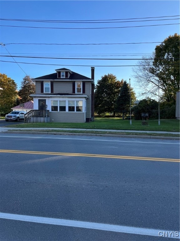 view of front of home featuring a front lawn