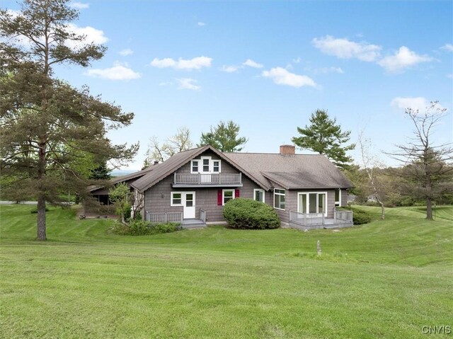 view of front of property featuring a front yard