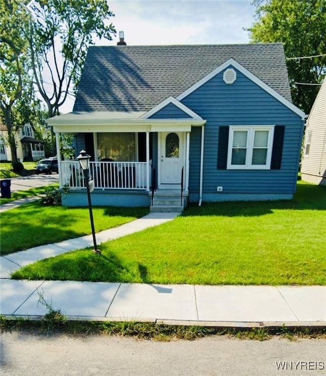 view of front facade featuring a porch and a front yard