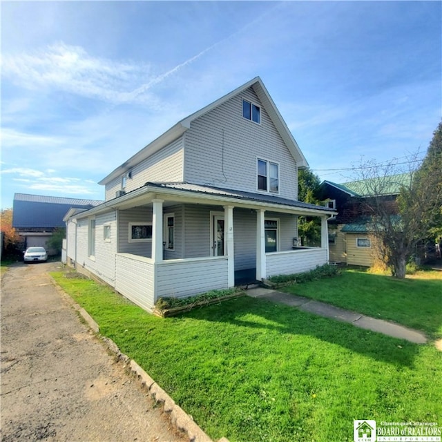 view of front of property featuring a front yard and a porch