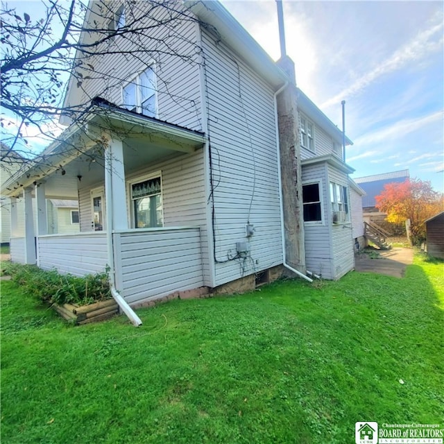 view of side of property featuring a lawn