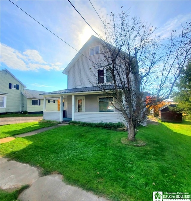 view of front of home with a front lawn