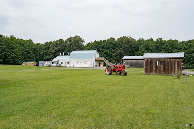 view of yard featuring an outdoor structure