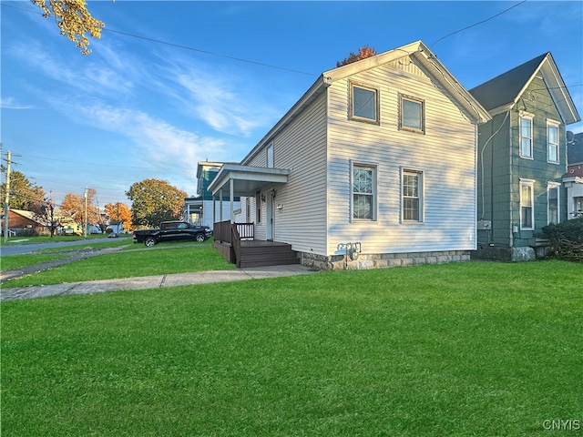 view of side of property featuring a yard