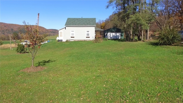 view of yard with a mountain view