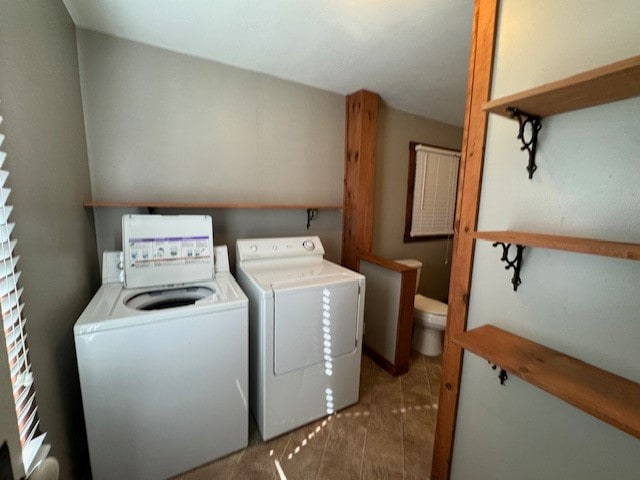 clothes washing area featuring washing machine and dryer