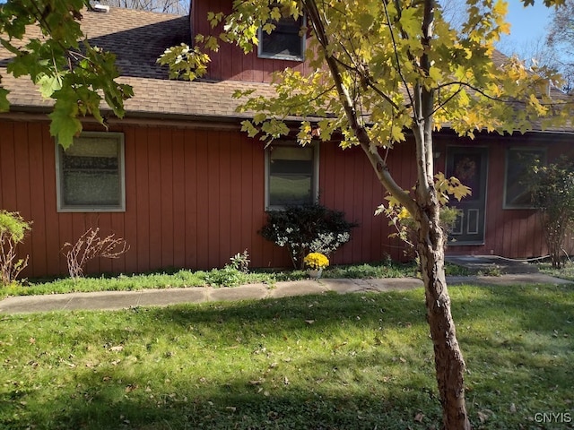 view of side of property featuring a yard