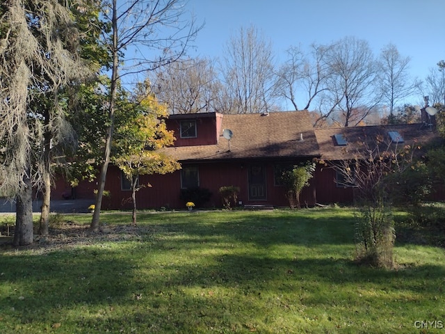 back of house featuring a yard