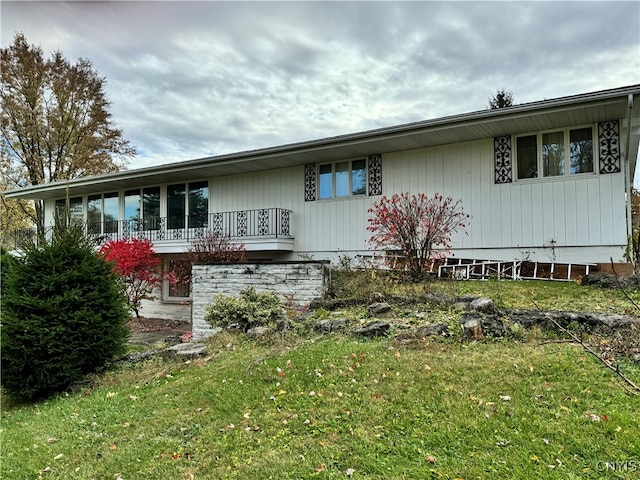 view of front facade with a front lawn