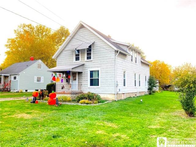 view of front facade featuring a front yard