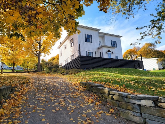 view of front of property with a front lawn